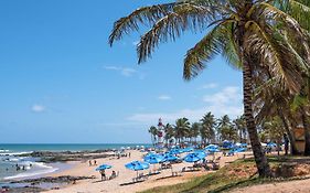 Flat na Praia de Itapuã no Terreo com AR-Condicionado - SEM TAXAS
